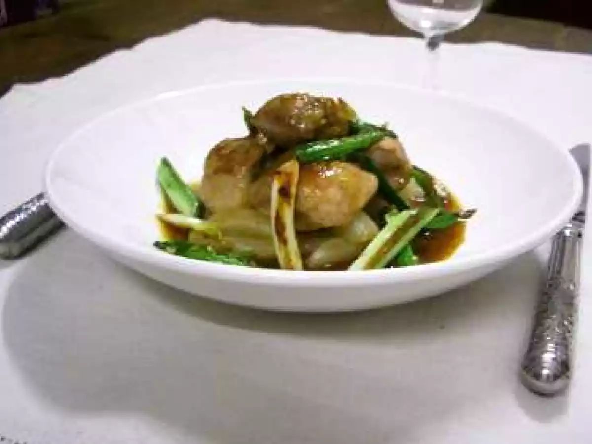 Sot l'y laisse sautés aux cives, jus corsé au gingembre et jardi