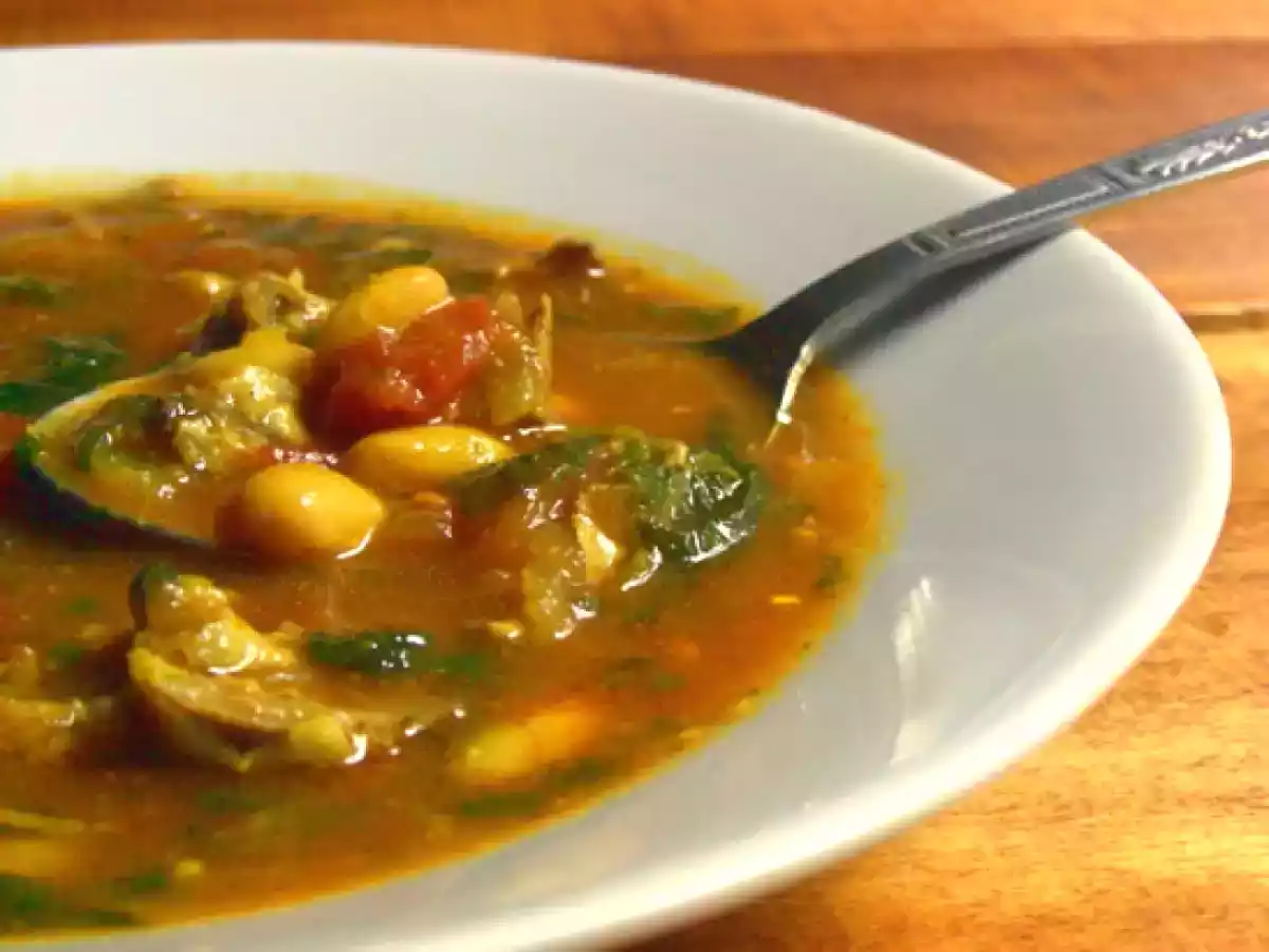 Soupe à la poitrine d?agneau, épinards et haricots blancs à la tomate