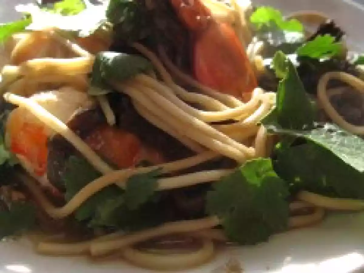 Soupe asiatique aux crevettes, coriandre et saumon