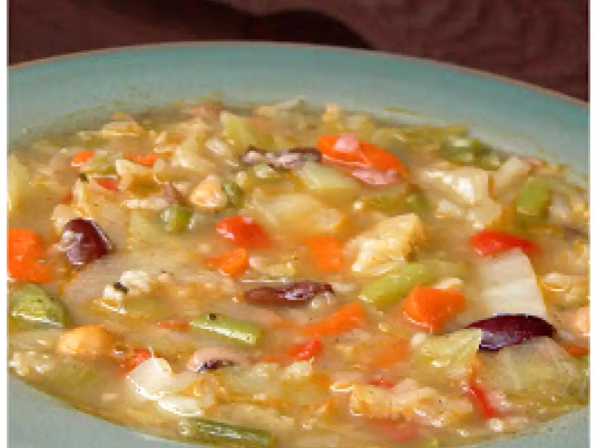 Soupe au chou, au riz et aux haricots