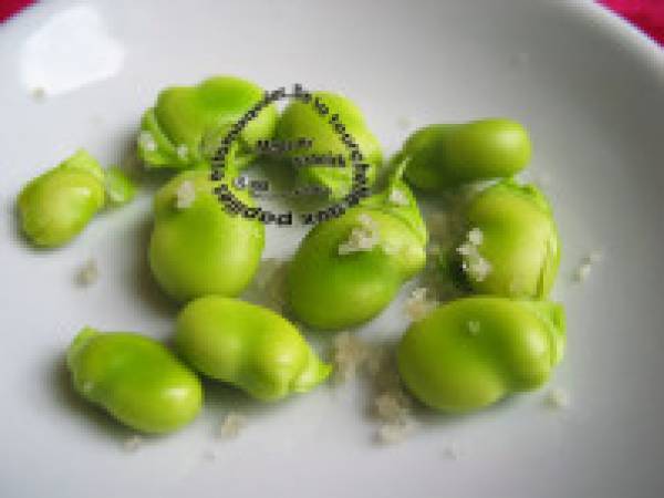 Soupe aux cosses de fèves et vert d'ail frais