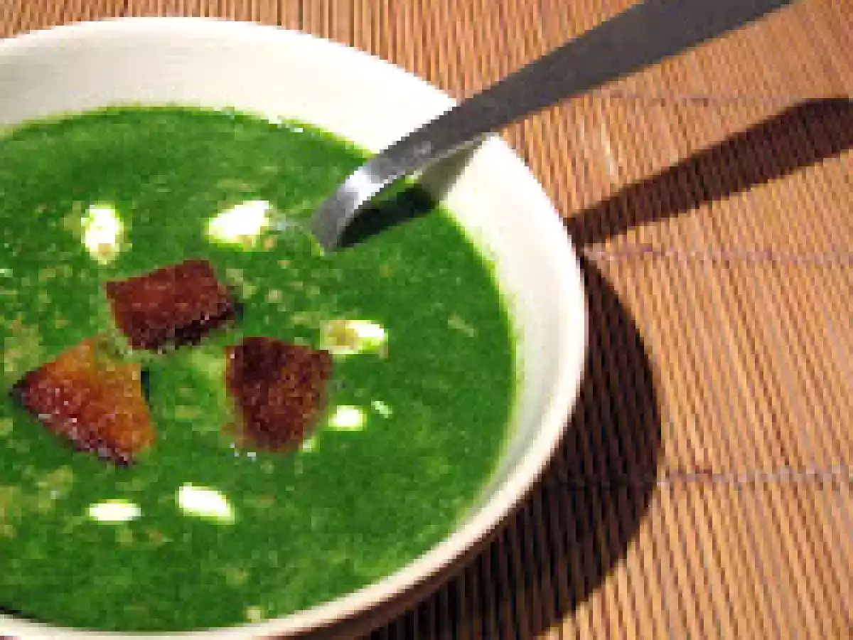 Soupe aux épinards relevée de muscade : rapide à préparer, délicate et veloutée