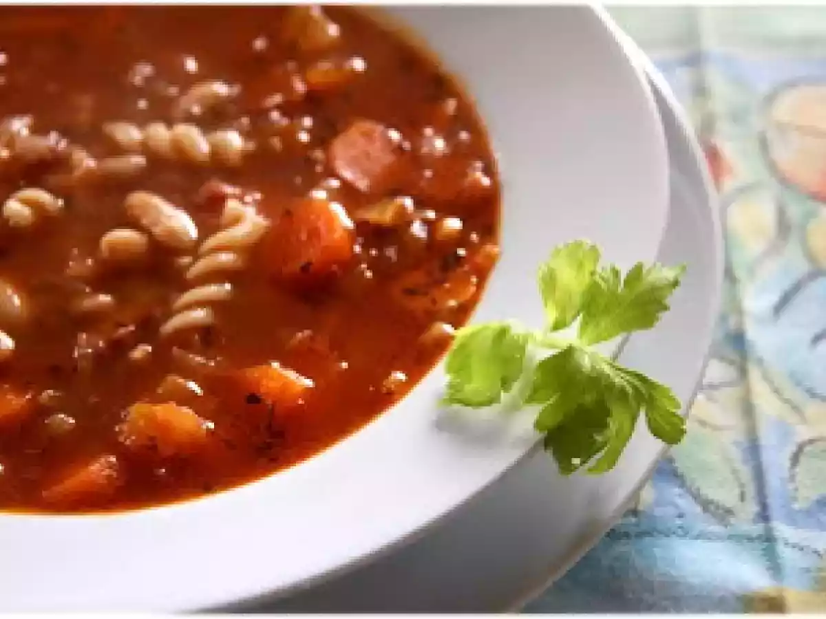 Soupe aux haricots, légumes, ail et lard fumé