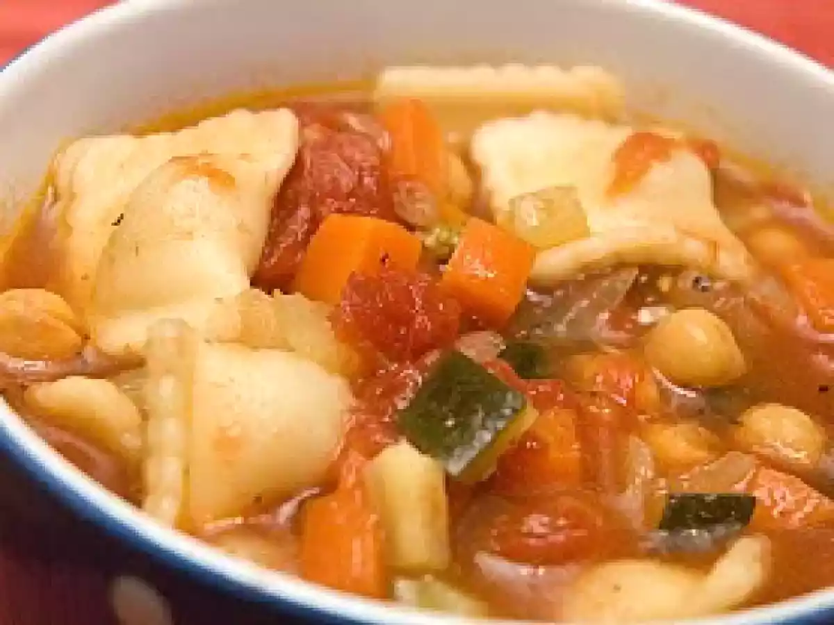 Soupe aux légumes et aux raviolis