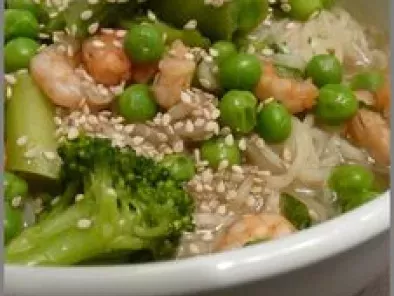 Soupe aux nouilles chinoises, légumes et crevettes