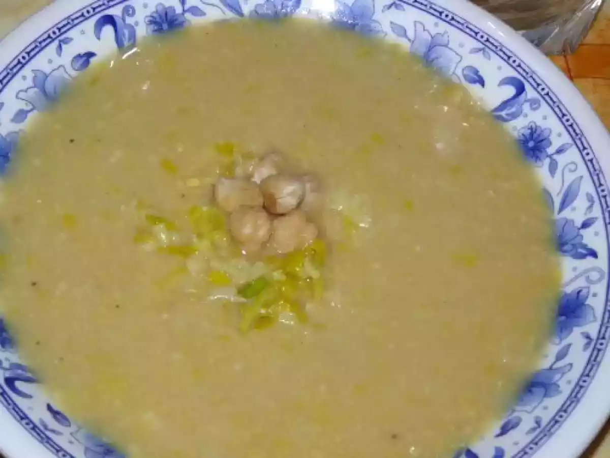 Soupe aux poireaux et aux pois chiches