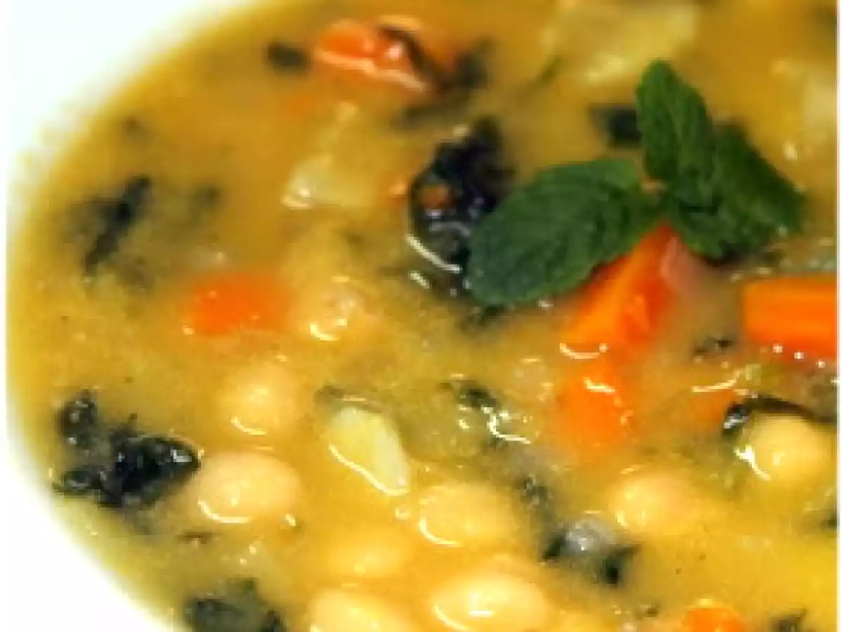 Soupe aux pois chiches, patates douces et épinards
