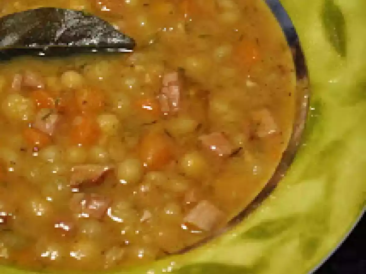 Soupe aux pois traditionnelle au jambon