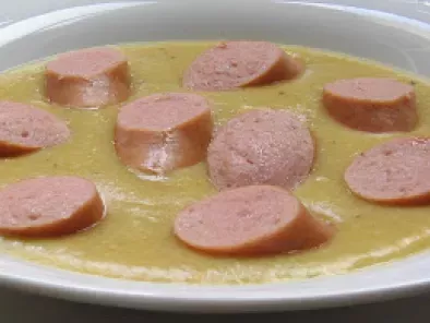 Soupe aux pommes de terre et saucisse Kartoffelsuppe mit Würstchen