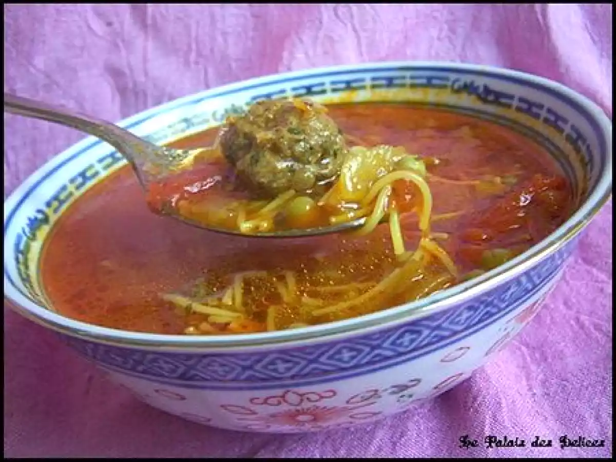 Soupe aux vermicelles, petits pois et boulettes de viande