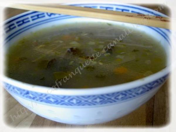 Soupe chinoise au poulet et vermicelle chinois