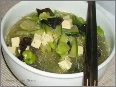 Soupe chinoise aux vermicelles et au tofu