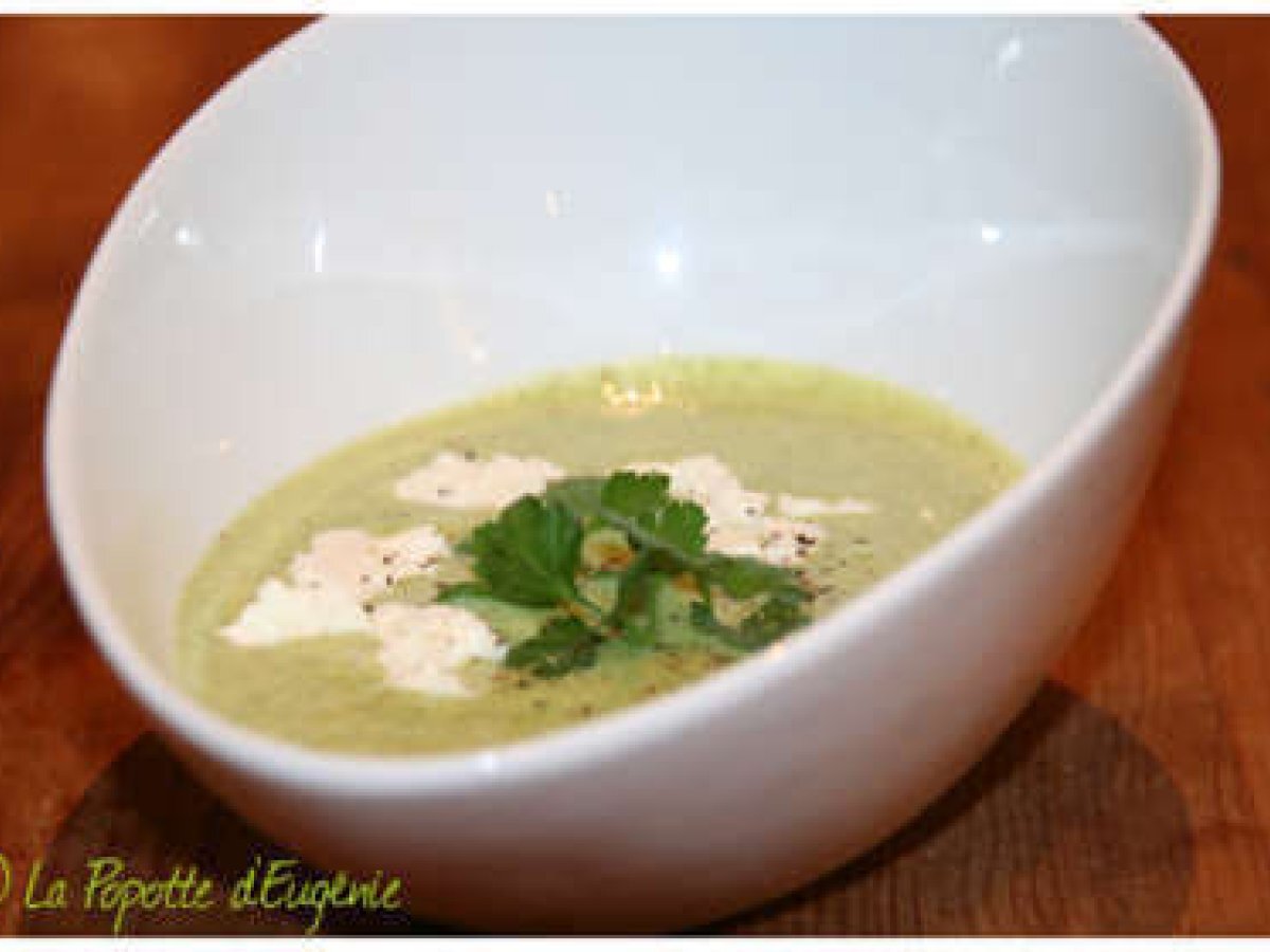 Recette de soupe courgette, ail & fines herbes