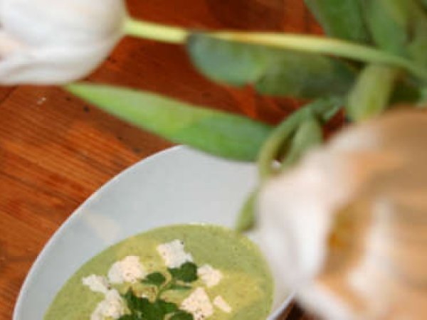 Recette de soupe courgette, ail & fines herbes
