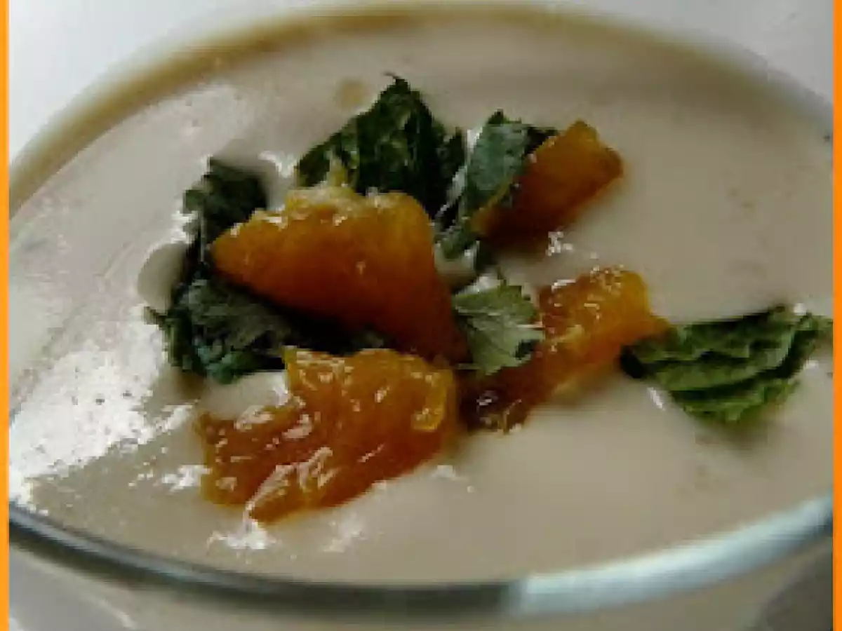 Soupe crémeuse à l'ail confit et aux amandes