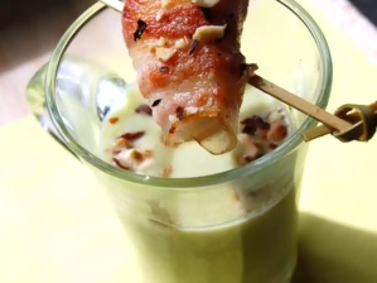 Soupe d'avocat aux St Jacques lardées & aux noisettes