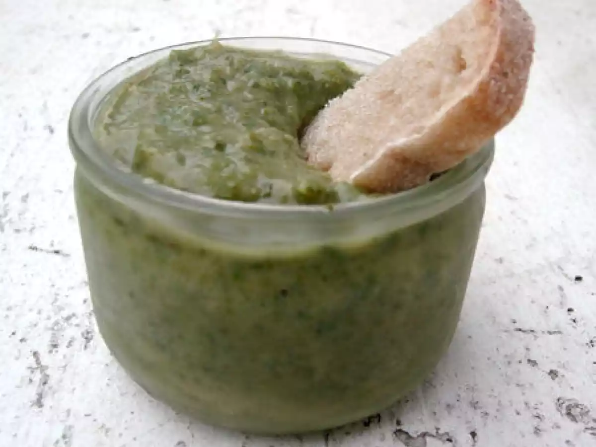 Soupe d'été au chou et aux herbes