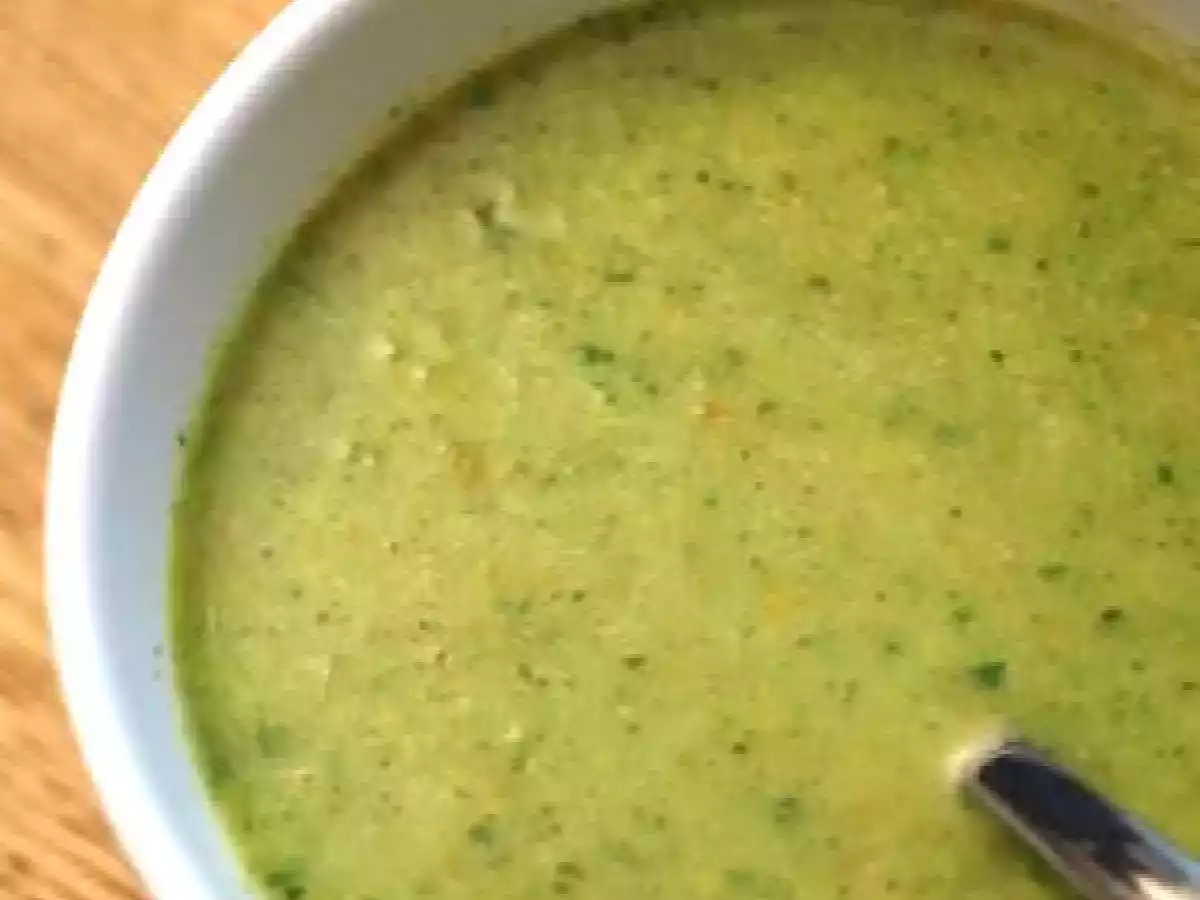 Soupe de brocolis aux carottes et au persil