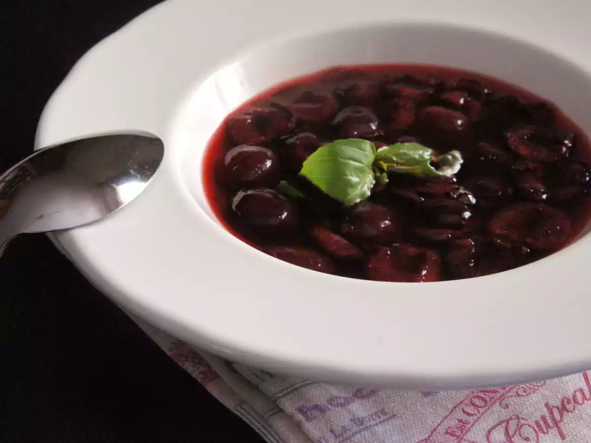 Soupe de cerises au basilic