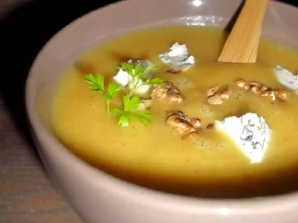 Soupe de Courge aux Noix Grillées & au Bleu