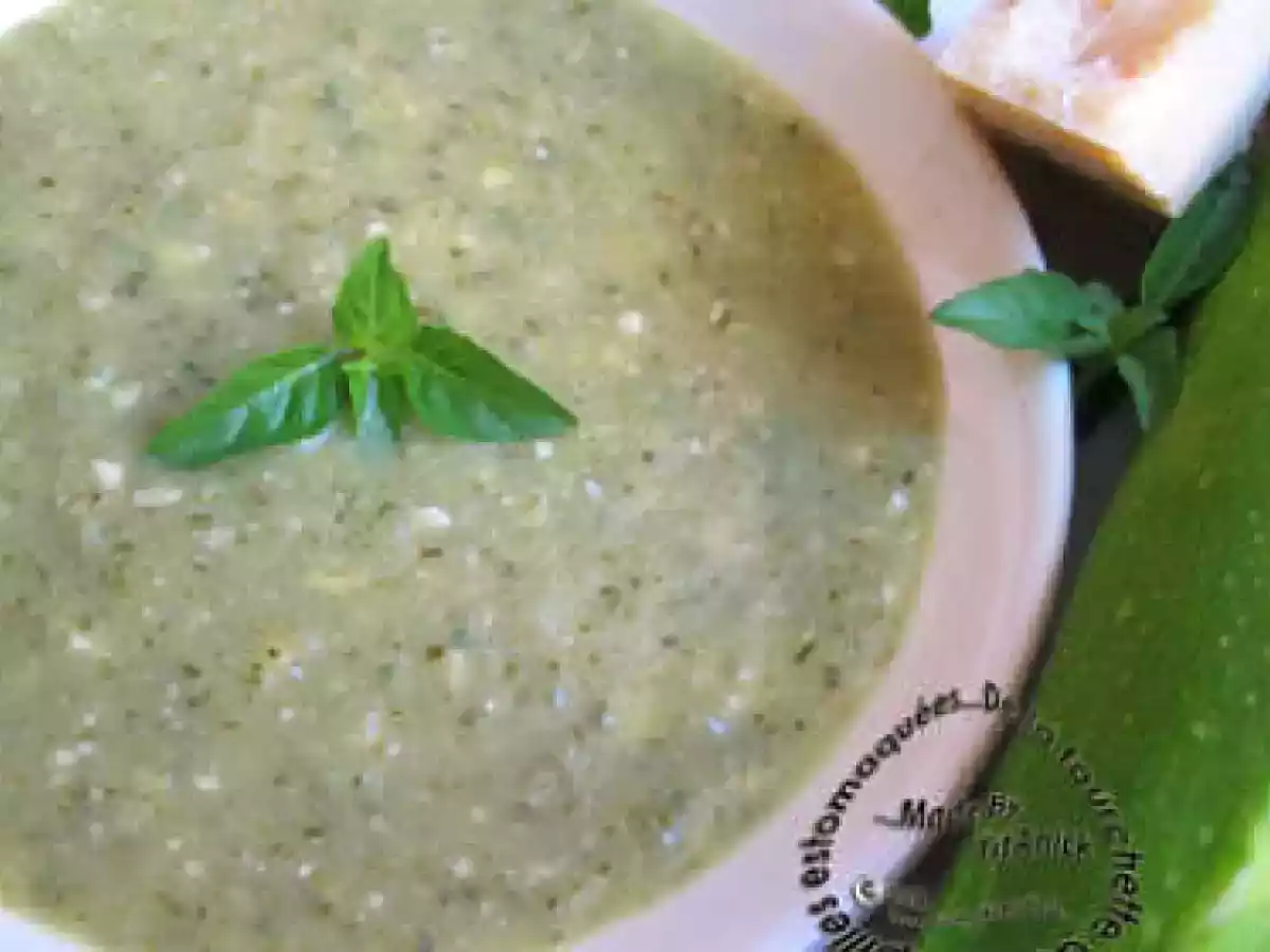 Soupe de courgettes à l'oeuf battu au parmesan et basilic