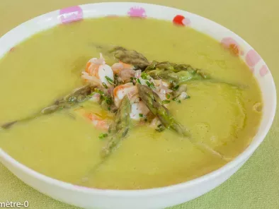 Soupe de fèves, asperges vertes et crevettes marinées