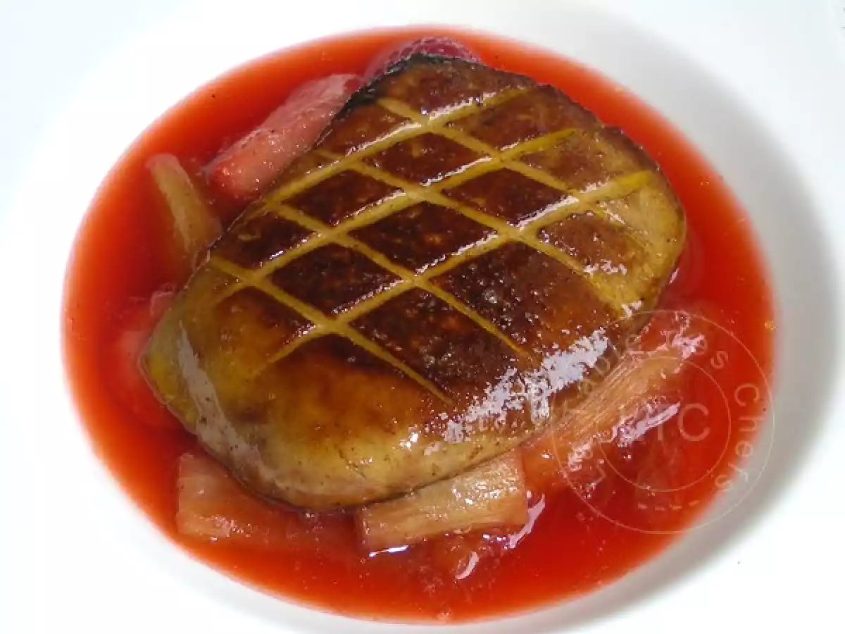 Soupe de fraise et rhubarbe au foie gras