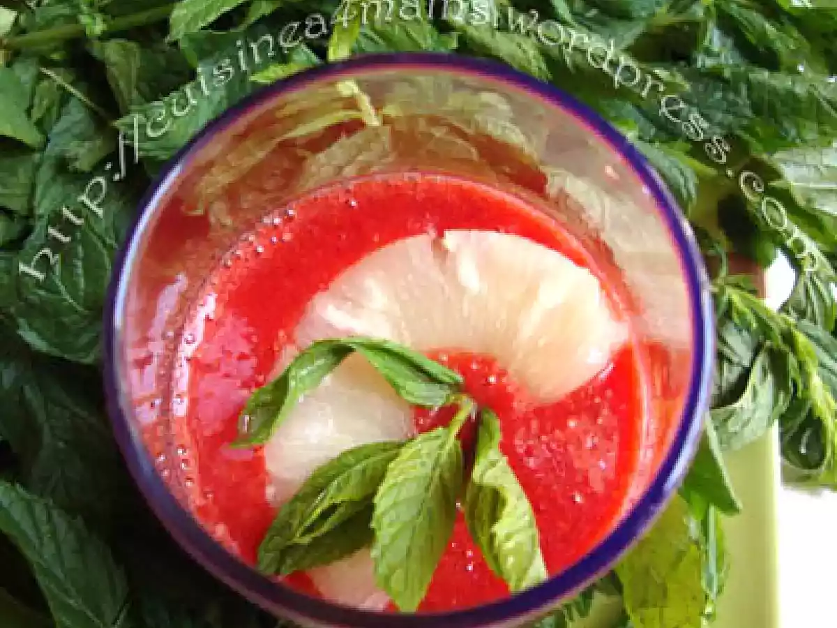 Soupe de fraise, menthe et ananas