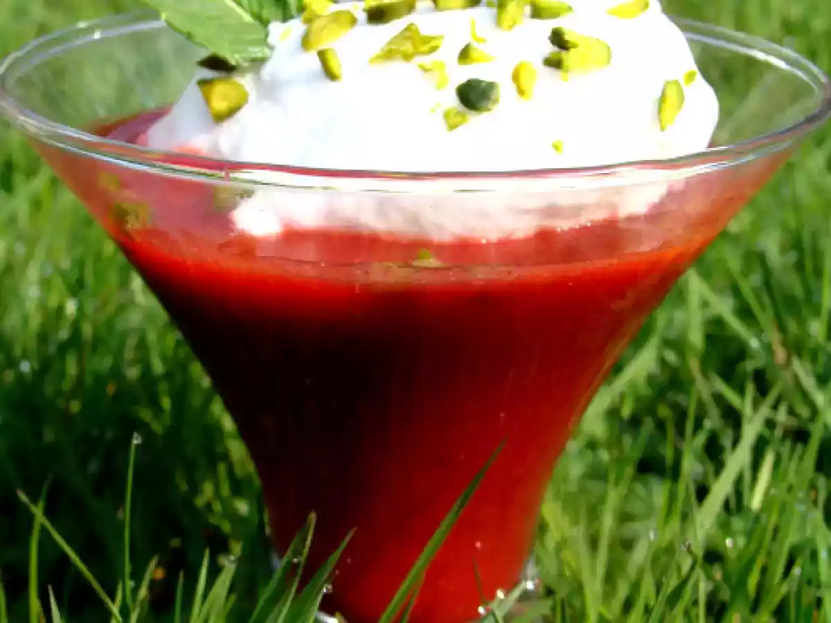 Soupe de fraises à la menthe et son île