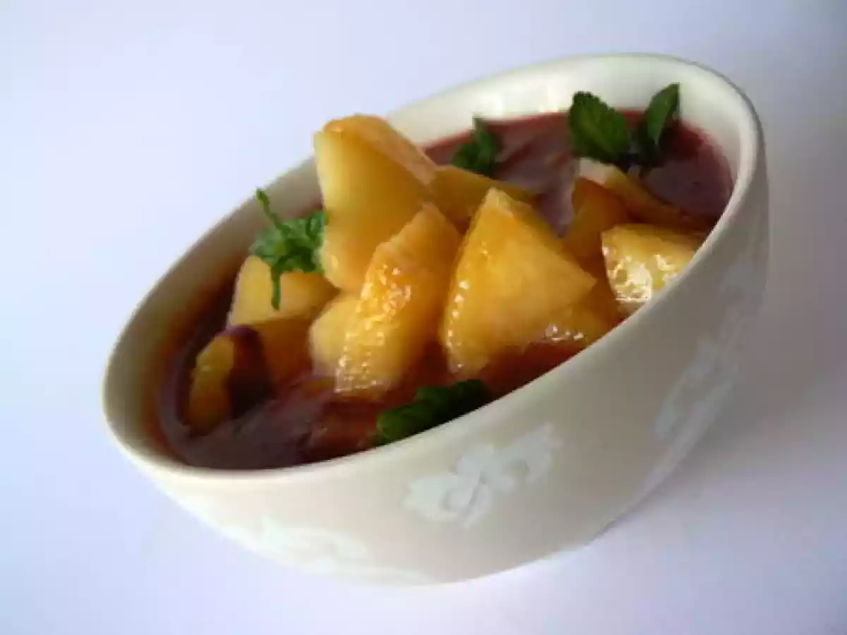 Soupe de fraises et framboises aux pèches