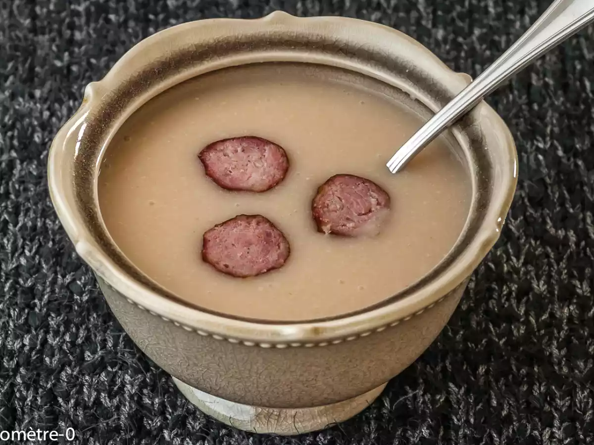 Soupe de haricots blancs aux saucisses fumées
