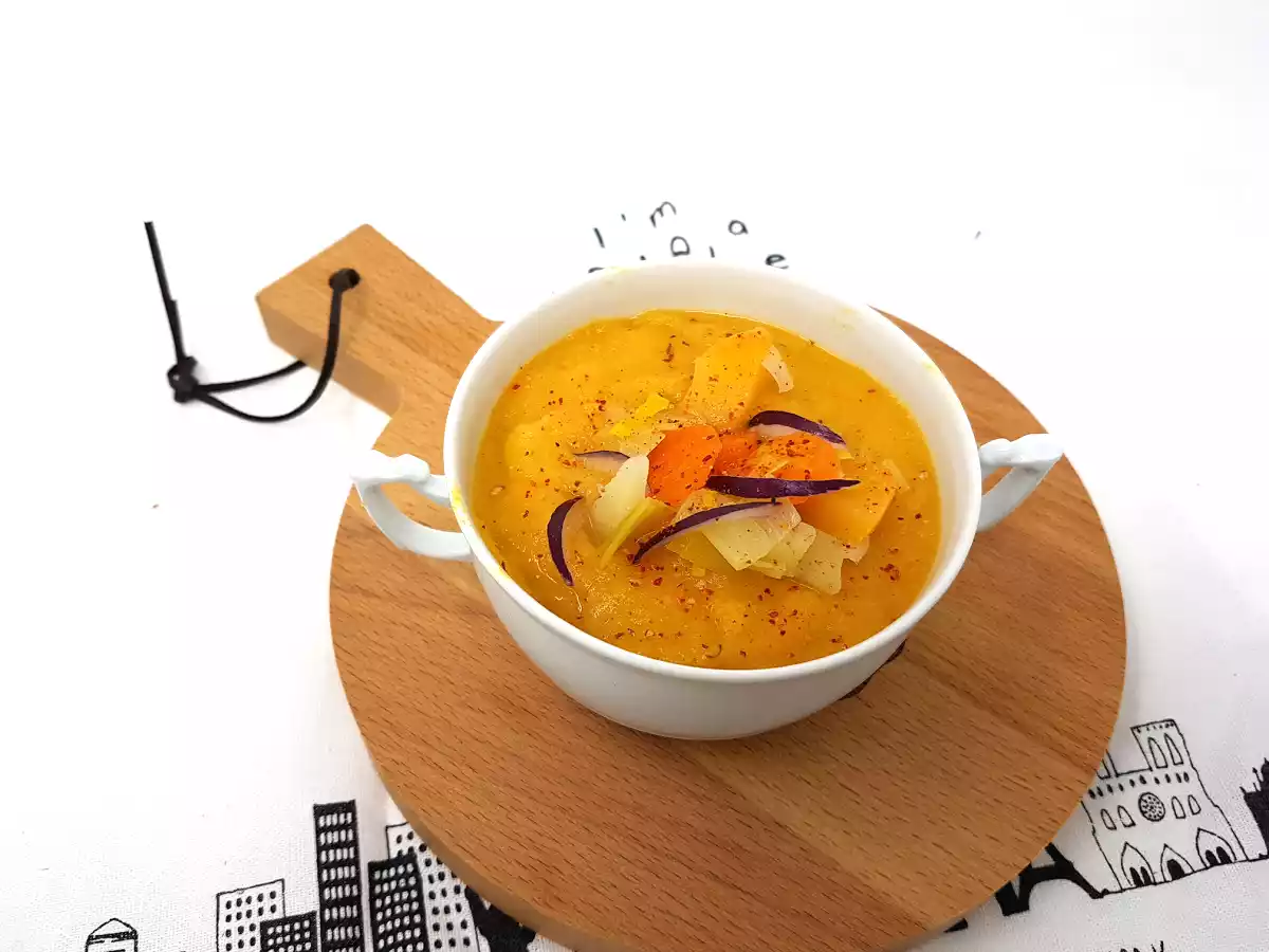 Soupe de légumes d'hiver (carottes, navets, pommes de terre, oignon rouge)