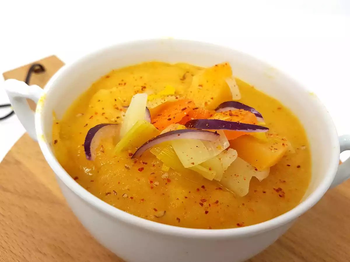 Soupe de légumes d'hiver (carottes, navets, pommes de terre, oignon rouge) - photo 2