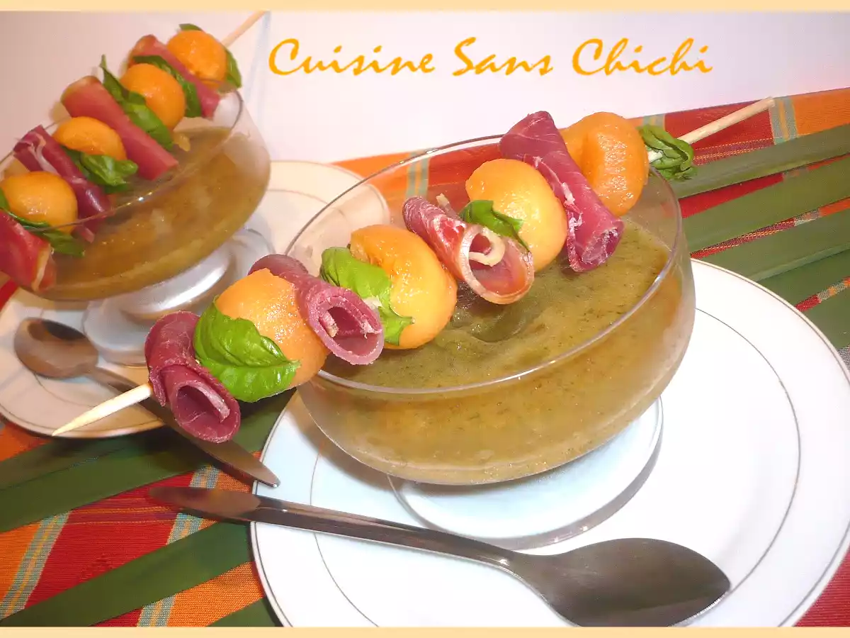 Soupe de melon au basilic accompagné de sa brochette.