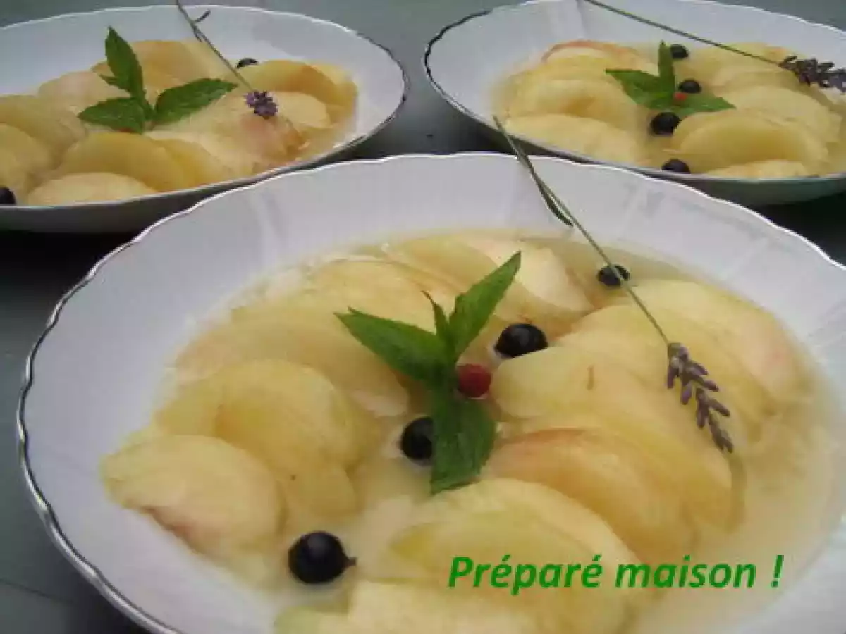 Soupe de pêches au muscat et à la lavande