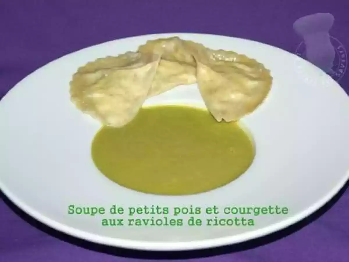Soupe de petits pois et courgette aux ravioles de ricotta basilic