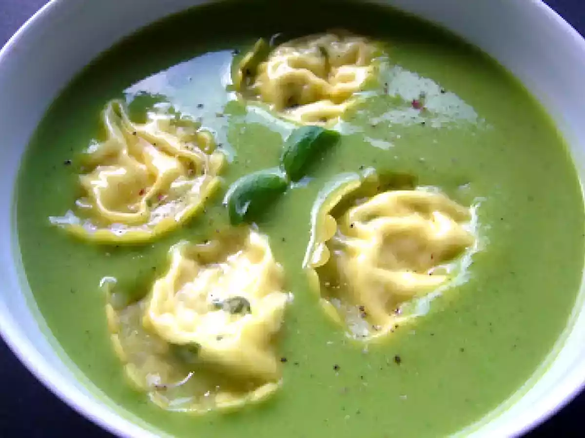 Soupe de petits pois et courgettes aux raviolis de ricotta