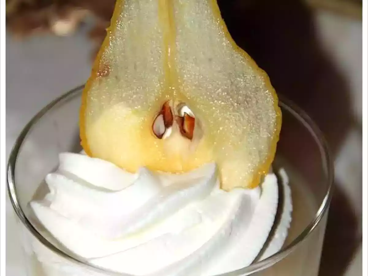 Soupe de poire chantilly à la cardamome et sa cristalline de poire