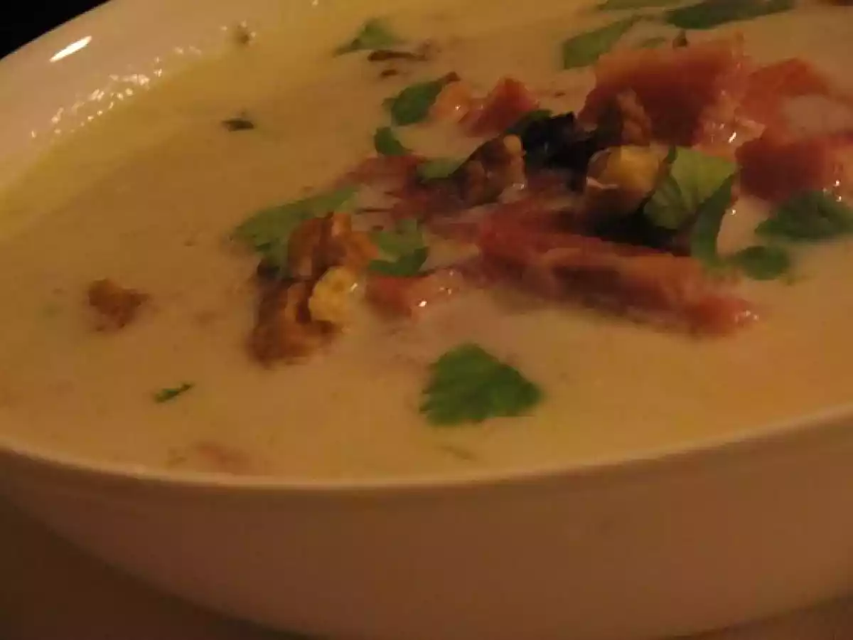 Soupe de pois chiches au jambon cru, noix et coriandre