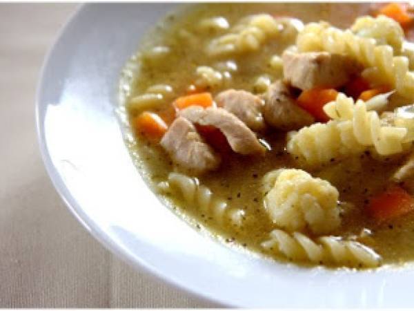 Soupe de poulet au chou-fleur et aux pâtes