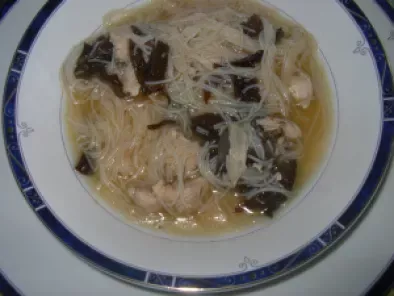 Soupe chinoise de vermicelles au poulet et champignons noirs