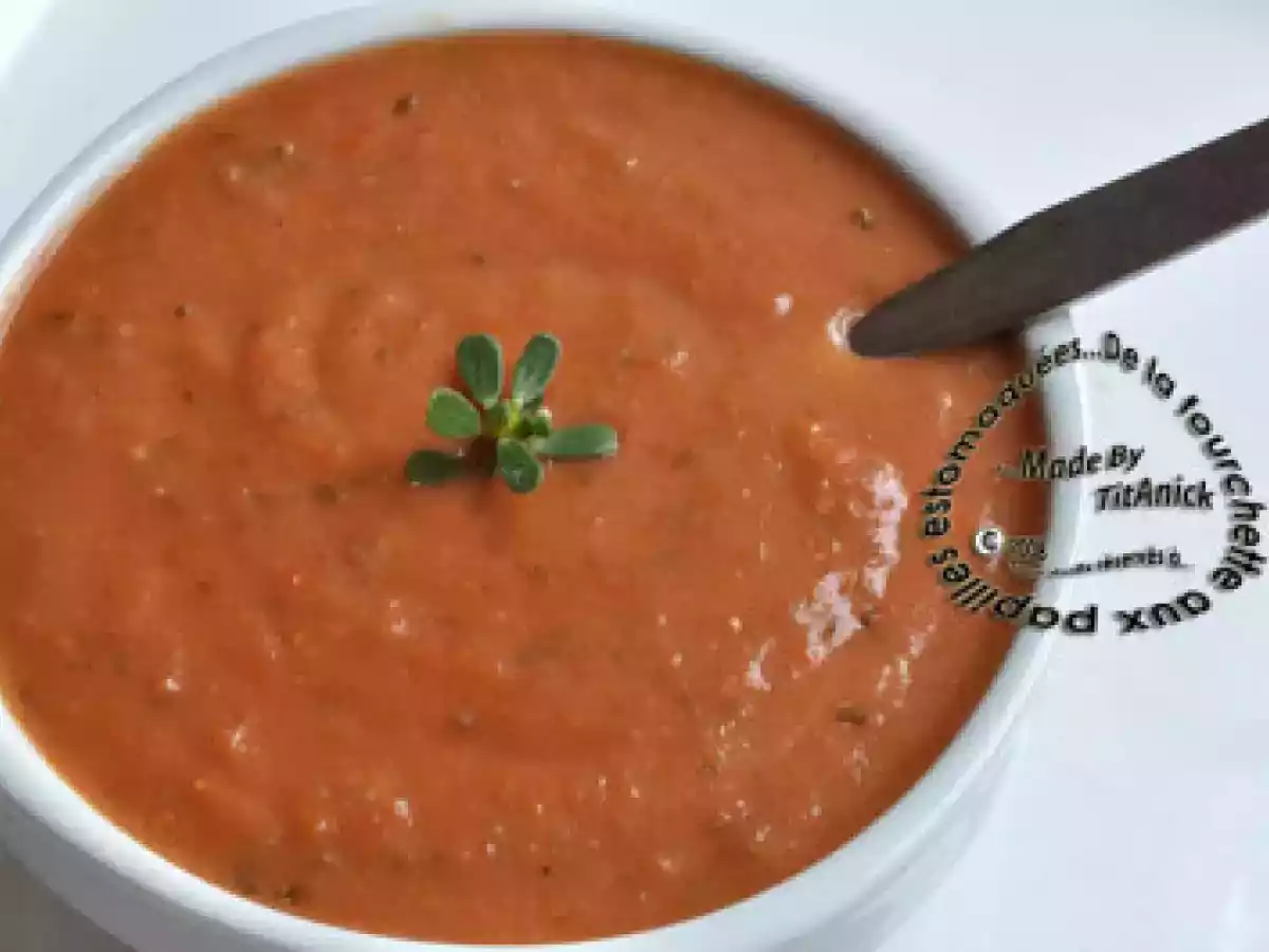 Soupe de tomates rouges, céleri, oignon et lait à la farine de maïs