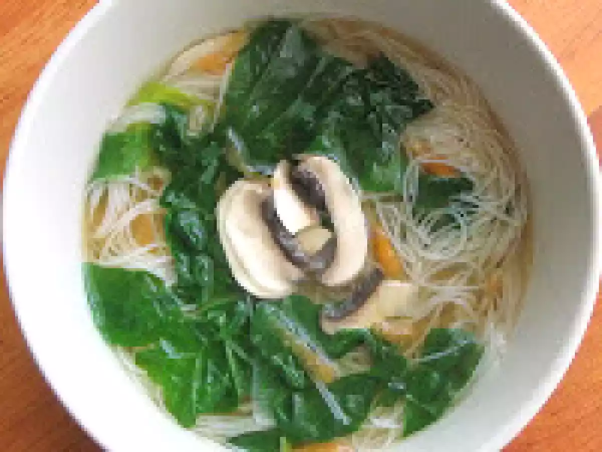 Soupe de vermicelles de riz aux épinards