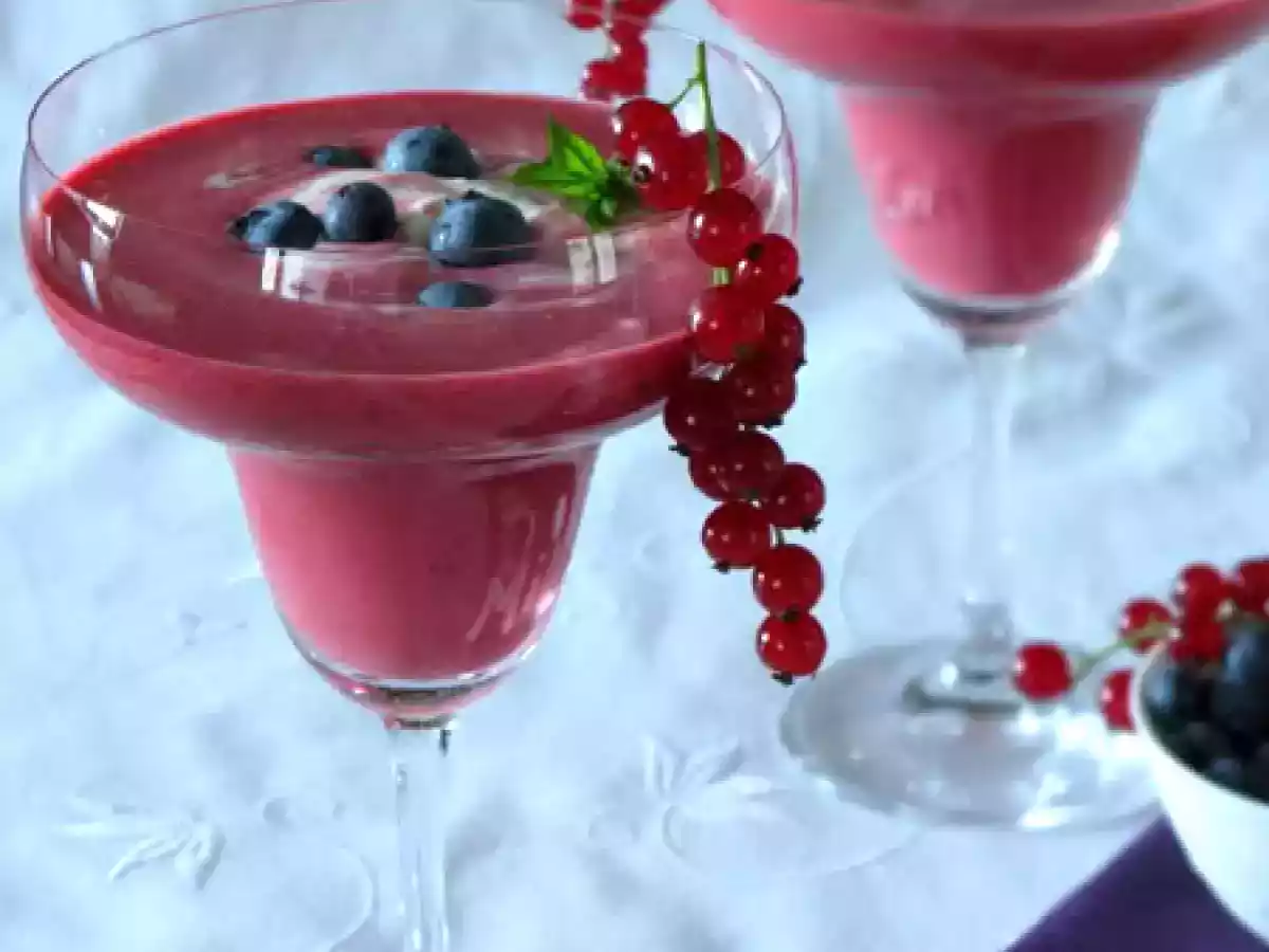 Soupe froide aux framboises, groseilles et vin rouge