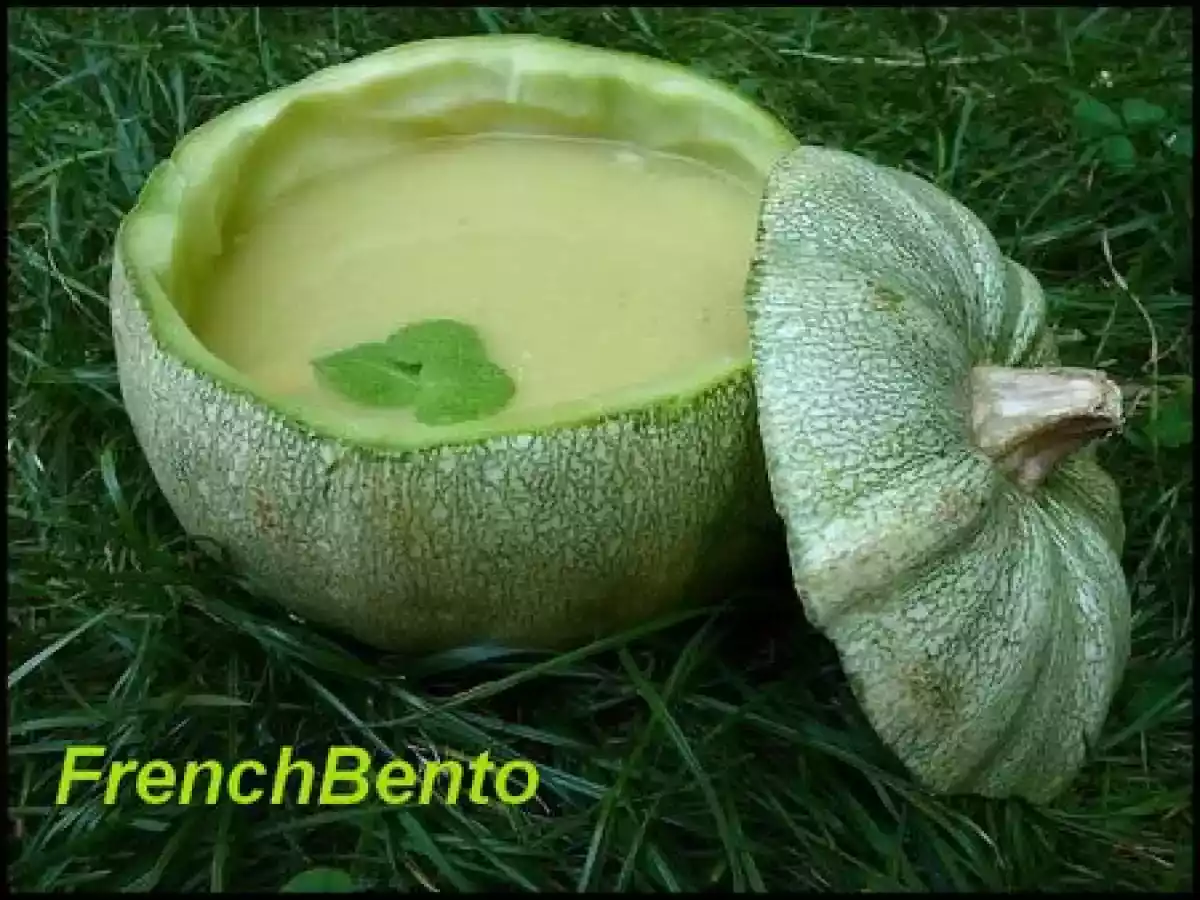 Soupe froide de courgette menthe et citronnelle dans sa soupière comestible