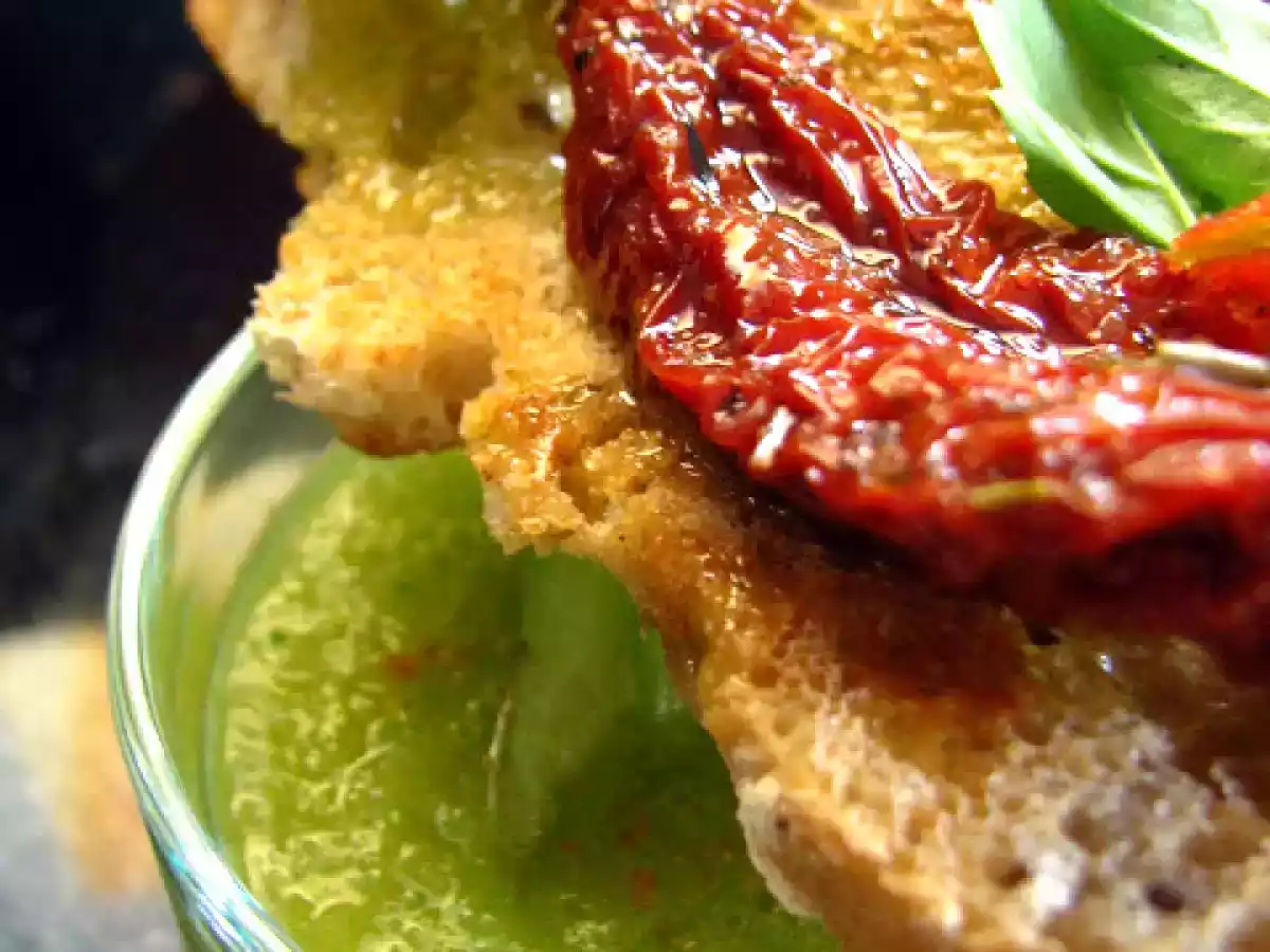 Soupe froide de green zebra, tartine de tomate confite