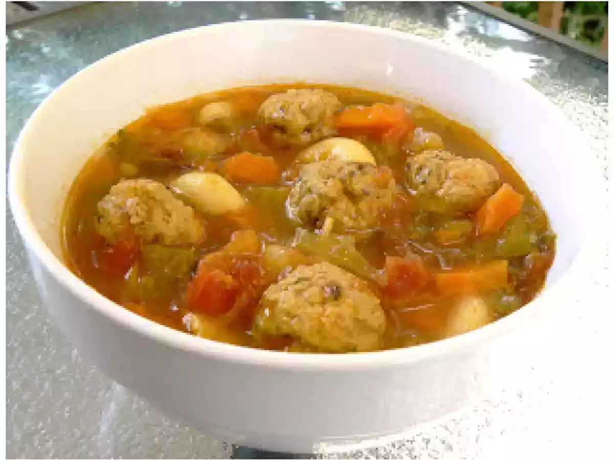 Soupe repas aux légumes et petites boulettes