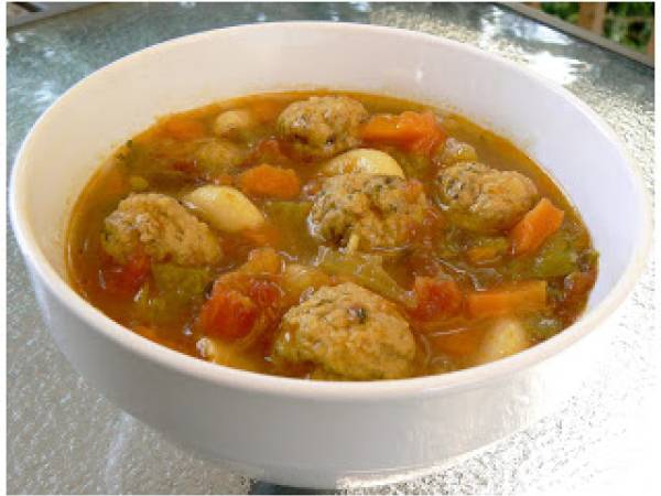 Soupe repas aux légumes et petites boulettes