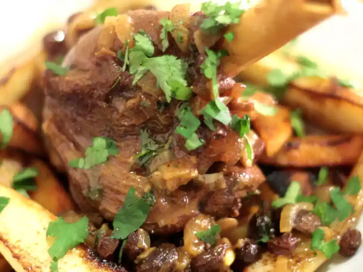 Souris d'agneau en tajine, patates douces & poires rôties