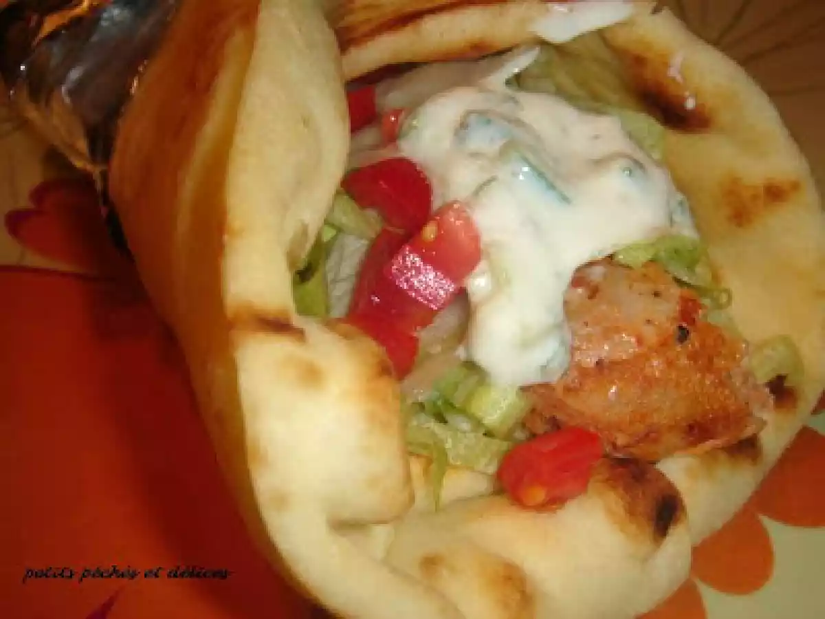Souvlakis de poulet sur pain naan, sauce tzatziki